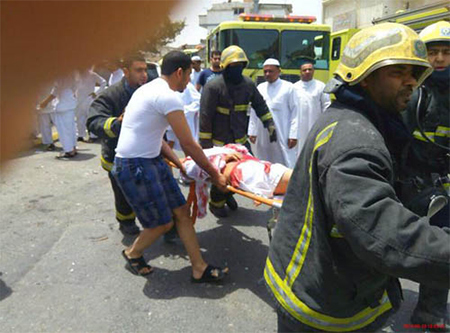 evacuar los heridos por el atentado Decenas de víctimas en un atentado en Arabia Saudita